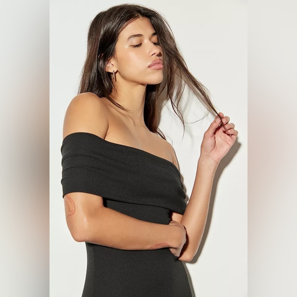 Silence + Noise| ‘Jayde’ Off The Shoulder Maxi Dress